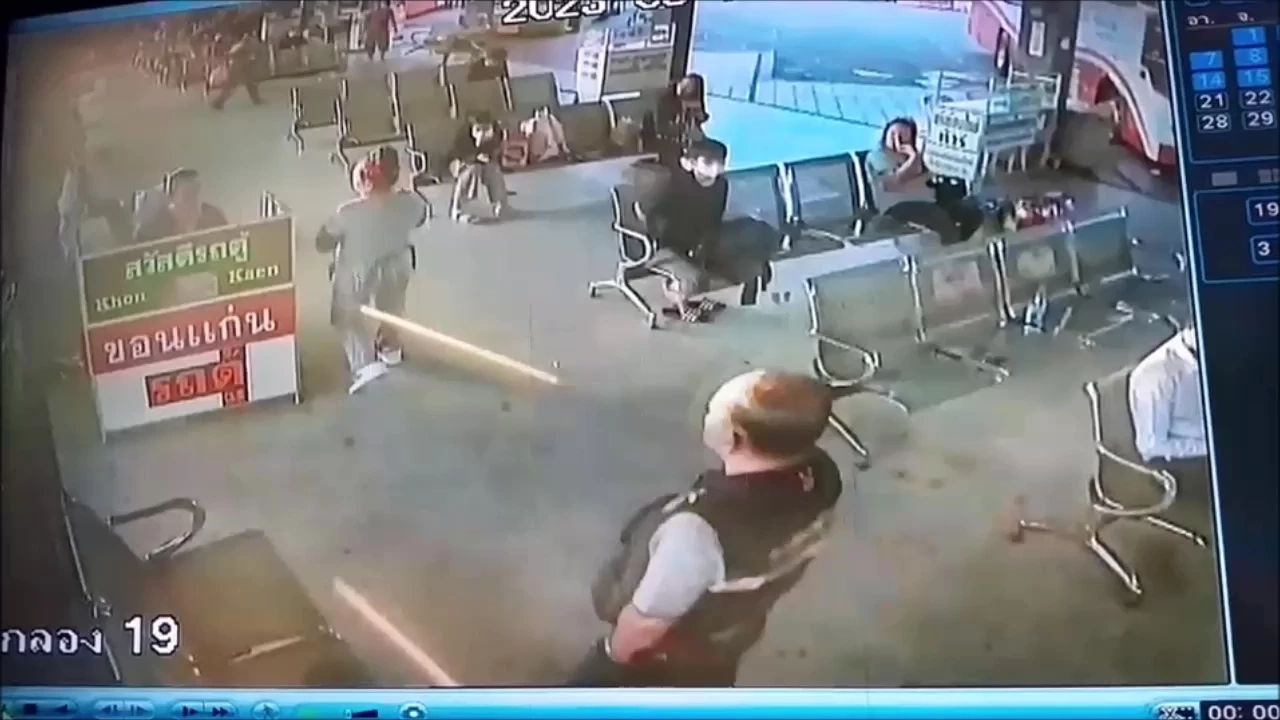 คนขายตั๋วรถตู้ร้องสื่อ โดนภรรยาเทศกิจฯ เมืองอุดร ชกหน้ากลาง บขส. สามีช่วยข่มขู่