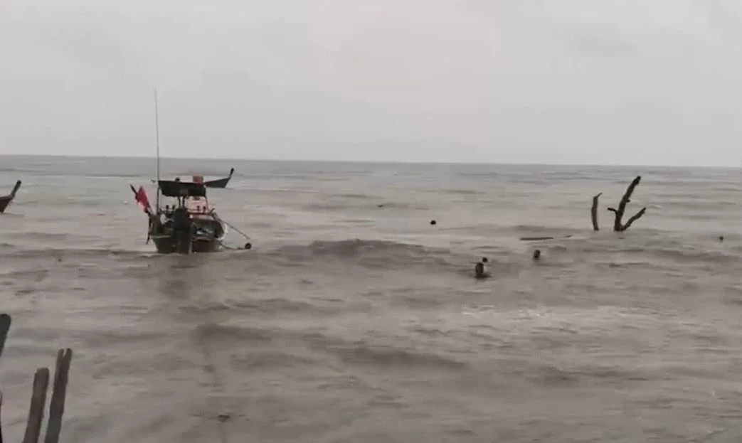 ตรัง-พังงา อ่วม! ฝนตกหนักตลอดทั้งคืน น้ำป่าทะลักท่วมบ้านเรือน ปชช. 8 อำเภอ