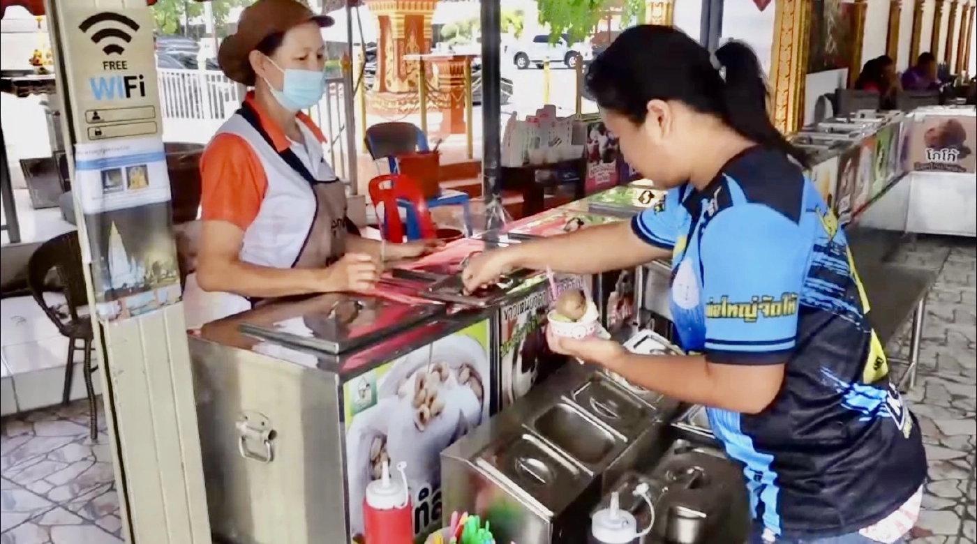 ไอศกรีม "รสพระทำ" 25 ถัง 25 รสชาติ ขายเกลี้ยงทุกวัน ชาวบ้านแห่ซื้อนำเงินเข้าวัด