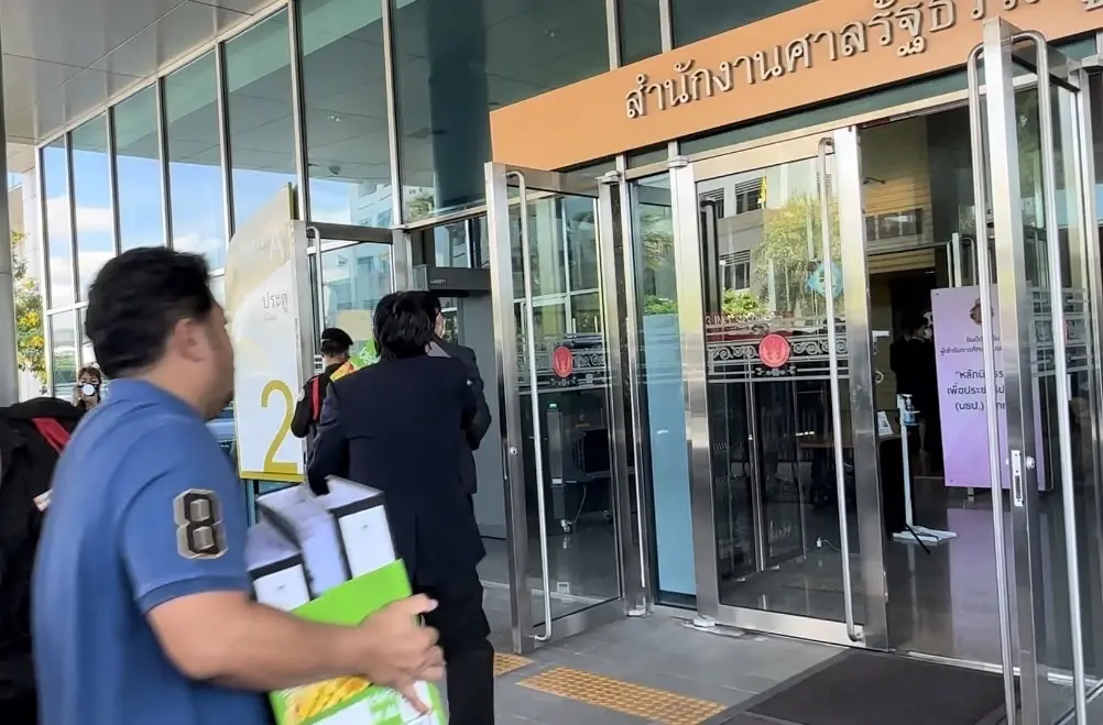 กกต. หอบเอกสาร 3 กล่อง ปม “พิธา” ถือหุ้นสื่อ ส่งศาลรัฐธรรมนูญแล้ว
