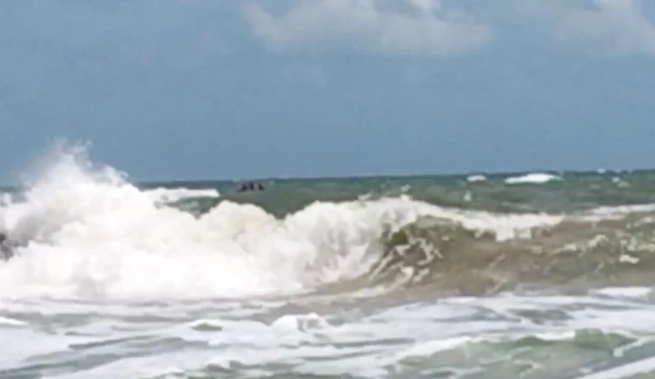 เร่งค้นหา นักเรียนชาย 2 คน ลงเล่นน้ำทะเลเกาะลันตา โดนคลื่นซัดจมหาย