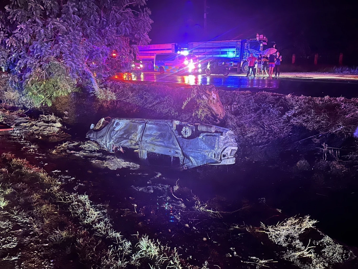 อุทาหรณ์ เก๋งซิ่งฝ่าสายฝนเสียหลักตกร่องกลางถนน ไฟคลอกคนขับดับ