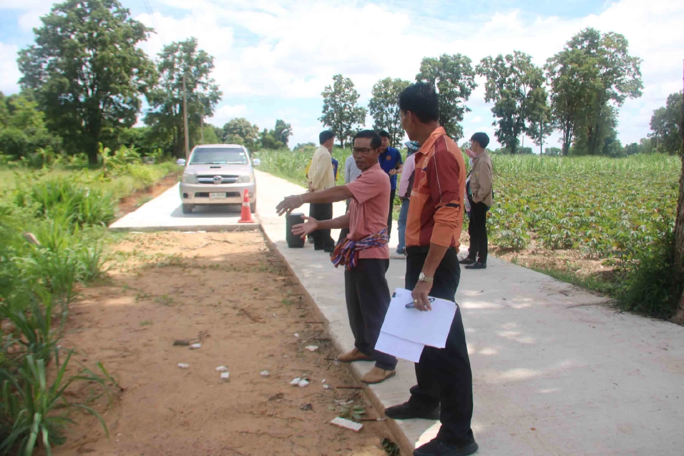 หวิดวางมวย คัดค้านรังวัดที่ดิน สร้างถนนคอนกรีต-ย้ายเสาไฟไม่ได้