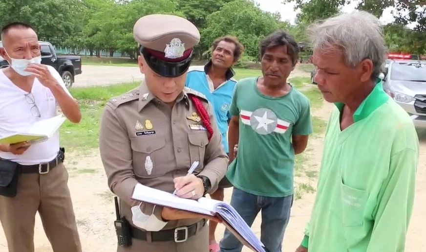 คนงานขึ้นรื้อแบบประตูวัด ถูกจั่วปูนหล่นใส่หลัง หน้าคว่ำเหล็กทิ่มดับสลด