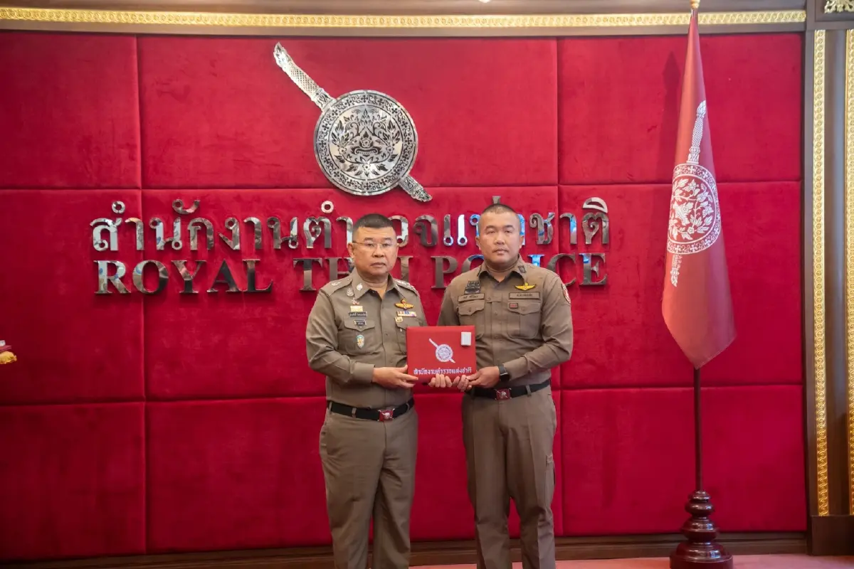 "บิ๊กเด่น" มอบรางวัล ตำรวจเมืองขอนแก่น ระงับเหตุหนุ่มคลั่งยา
