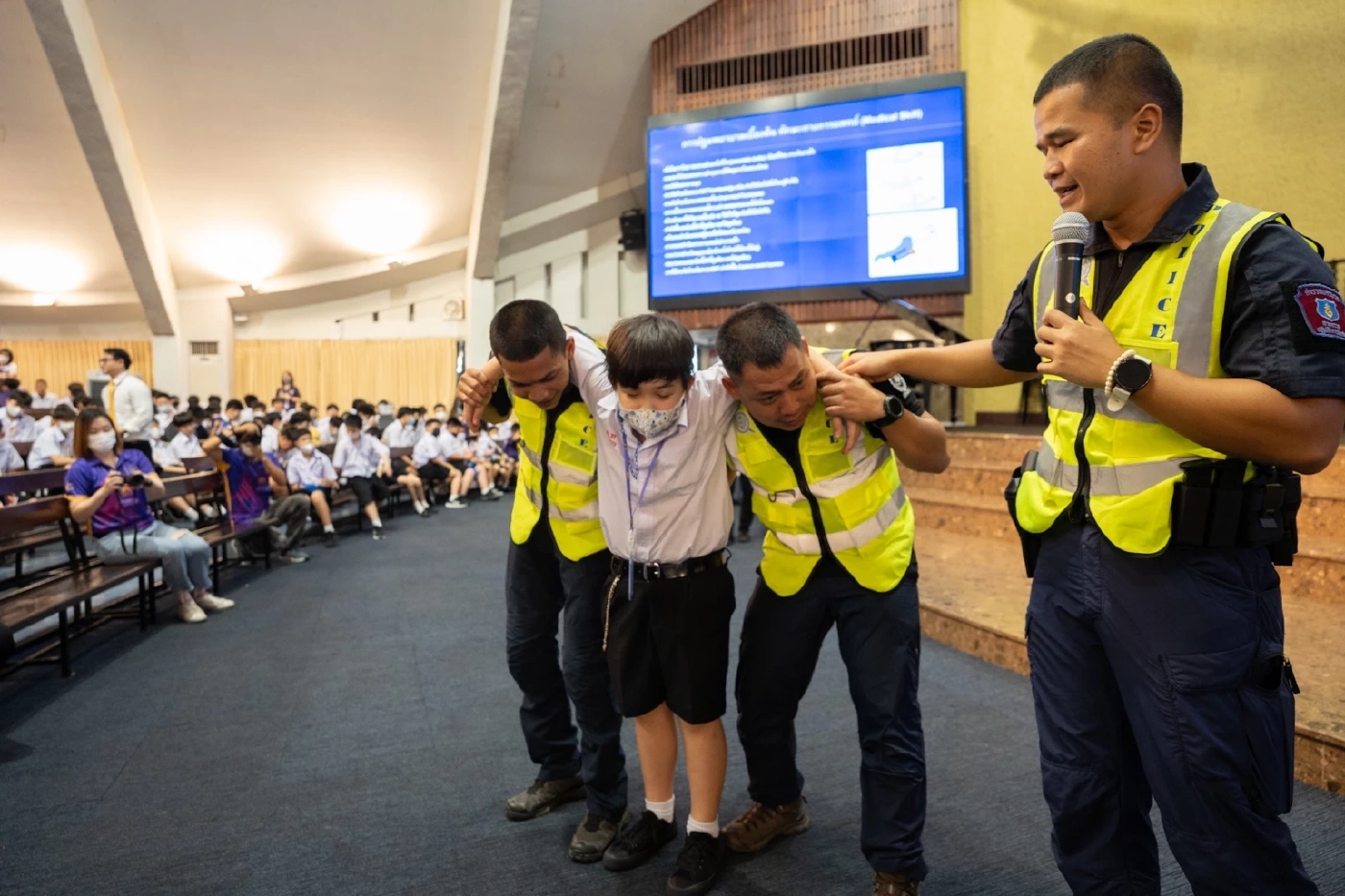 “รองต่อ” จัดอบรม นร.กรุงเทพคริสเตียน ซ้อมเผชิญเหตุคนร้ายกราดยิง