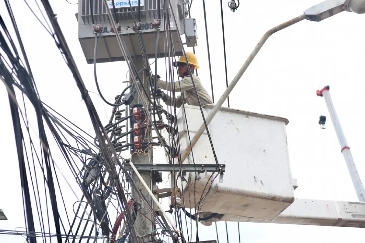 ผู้ว่าการ MEA ลงพื้นที่ติดตามระบบไฟฟ้า เหตุคานสะพานทรุดตัวย่านลาดกระบัง