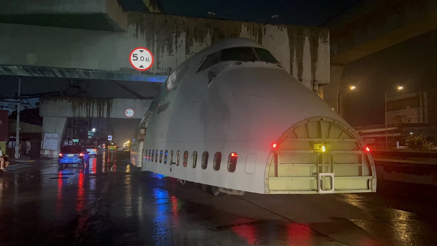 ชิ้นส่วนโบอิ้ง 747 ขนส่งไปประจวบฯ ติดใต้คานรถไฟฟ้าสายสีม่วง (มีคลิป)