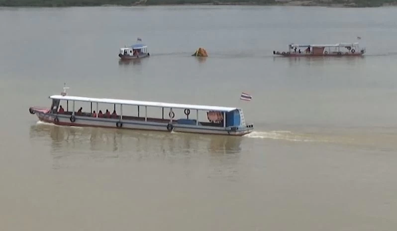 พุทธศาสนิกชนไทย-ลาว และนักท่องเที่ยว แห่สักการะพระธาตุกลางน้ำ จ.หนองคาย