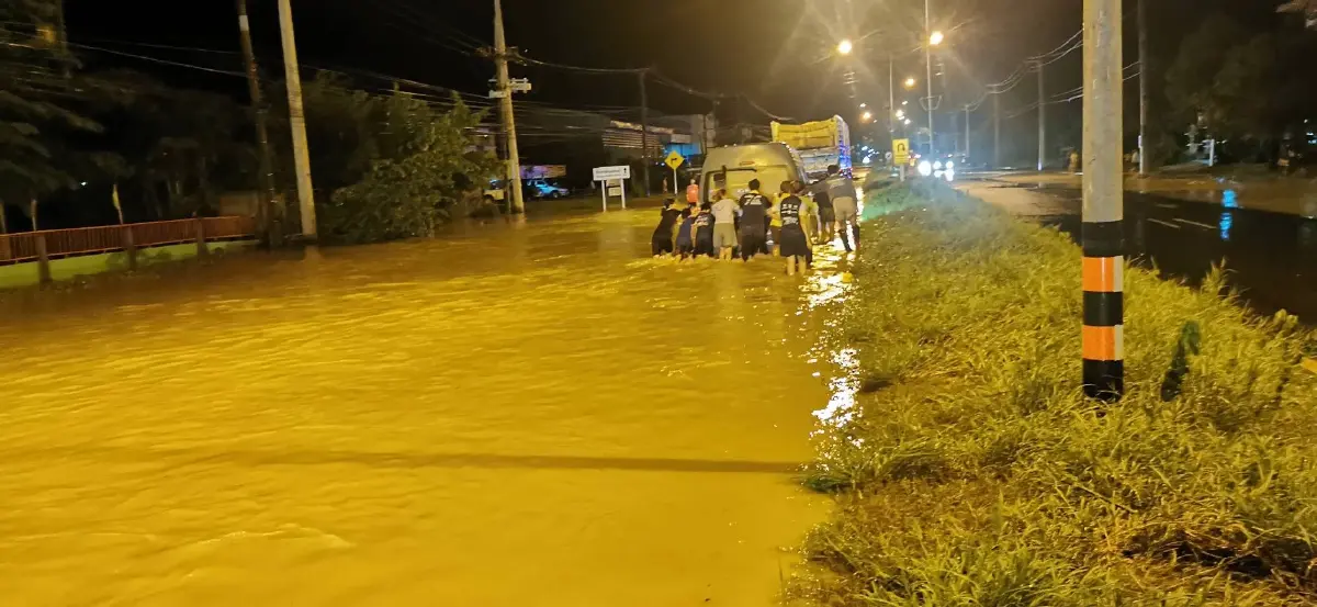 ระทึก! ฝนถล่มหนัก น้ำป่าทะลัก ทำอำเภอปะคำ "จมบาดาล" กลางดึก