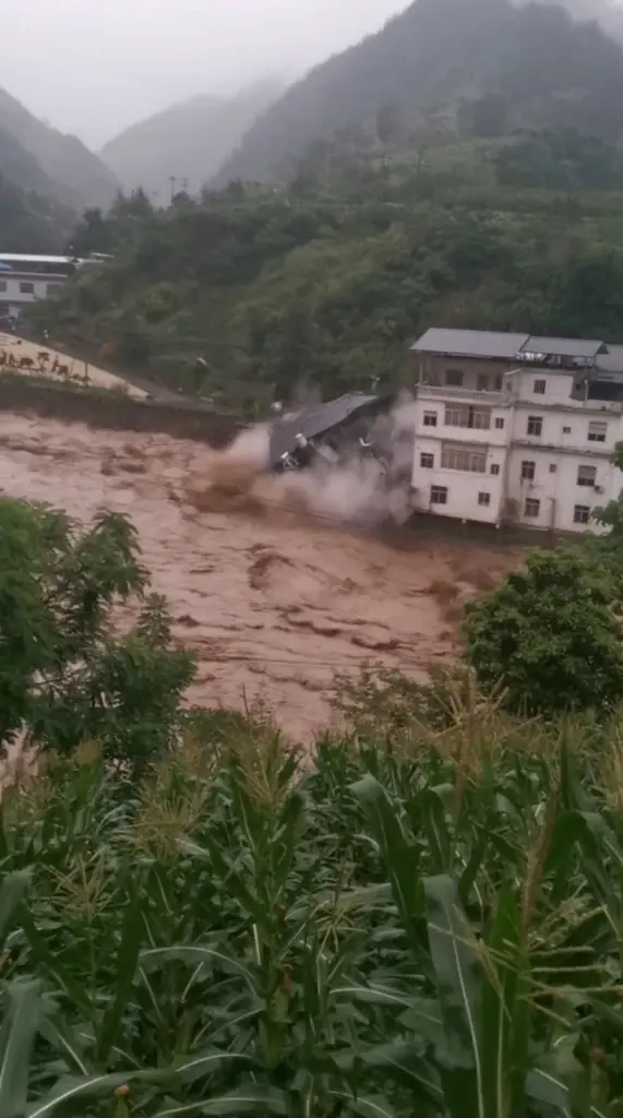 ฝนถล่ม-น้ำท่วมหนักในฉงชิ่ง คร่าชีวิต 15 ราย
