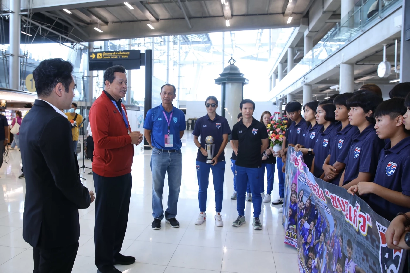 "ชบาแก้ว U19" นำถ้วยอาเซียนกลับถึงไทย นายกสมาคมฯ มอบ 1 ล้าน สร้างขวัญกำลังใจ