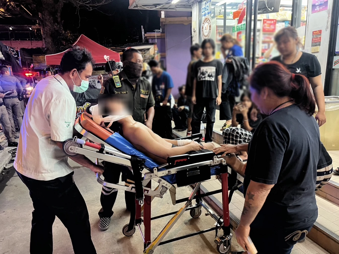 เปิดคลิประทึก กลุ่มวัยรุ่นนับสิบ ควงมีด-ปืน ยกพวกตีกันกลางดึก บาดเจ็บ 1