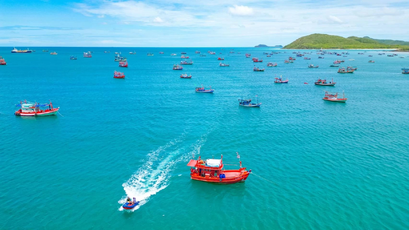 เรือประมงหลายร้อยลำ จอดหลบ"พายุตาลิม" เต็มอ่าวแสมสาร (มีคลิป)