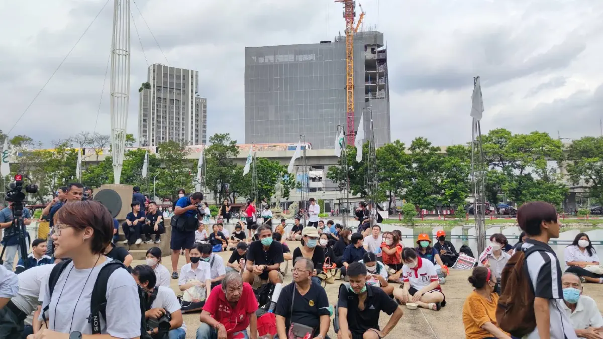 เริ่มแล้ว กิจกรรมชุมนุม "ขจัด ส.ว.ใจทราม" ยึดหน้าหอประชุม ม.เกษตร จัดปราศรัย