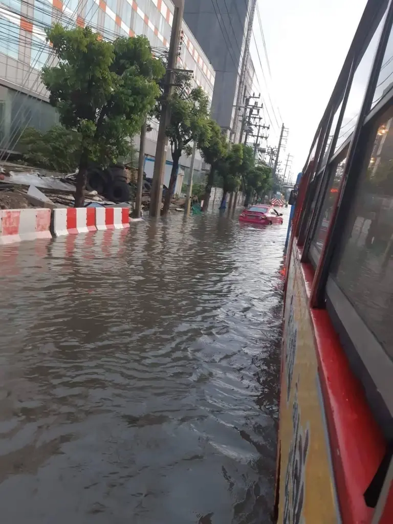 กรมอุตุฯ เตือน 3 ภาค รับมือฝนฟ้าคะนองร้อยละ 80 ของพื้นที่ เช็กพิกัดฝนตกหนัก ที่นี่