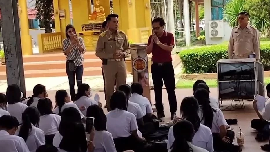 ย้ายด่วน! รอง ผอ.วิทยาลัยดัง พนมสารคาม ด่ากราดนักเรียน หลังโดนชูป้ายไล่