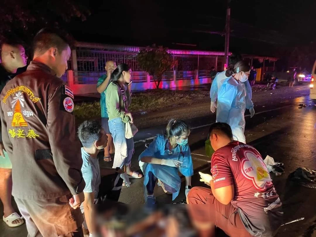 กระบะขนญาติกลับจากงานศพ หลุดโค้งเทกระจาด ดับ 2 เจ็บ 8 คนขับเผ่นหนี