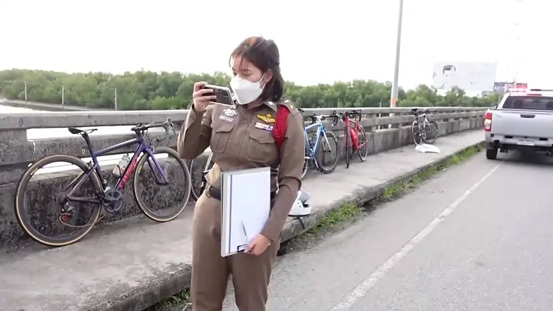 บันเทิง! หนุ่ม 19 ขี่ PCX ถ่ายวิวไม่มองทาง ชนจักรยานพังสองคัน ราคารวม 4.5 แสน