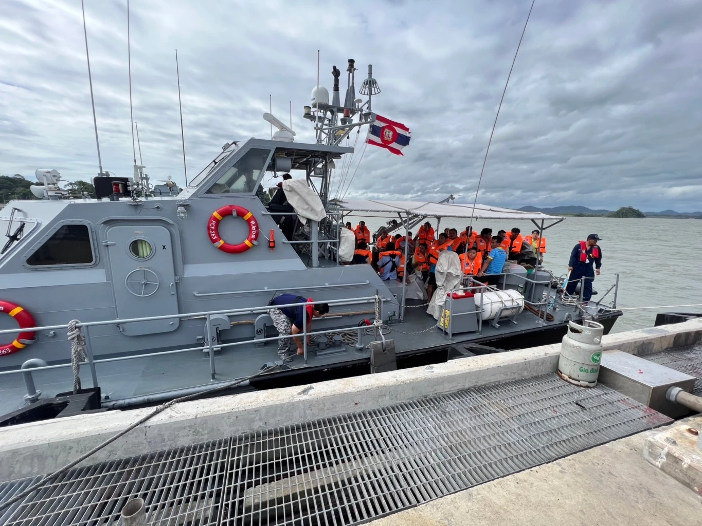 ระทึกกลางทะเล เรือเฟอร์รี่ข้ามเกาะช้างเครื่องดับ 31 ชีวิตลอยเคว้งกลางทะเล