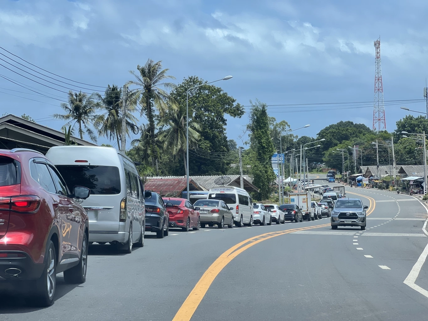 วันหยุดยาว แห่เที่ยว"เกาะช้าง" ต่อคิวลงเรือเฟอร์รี่ยาวเหยียด รอนาน 2 ชม.