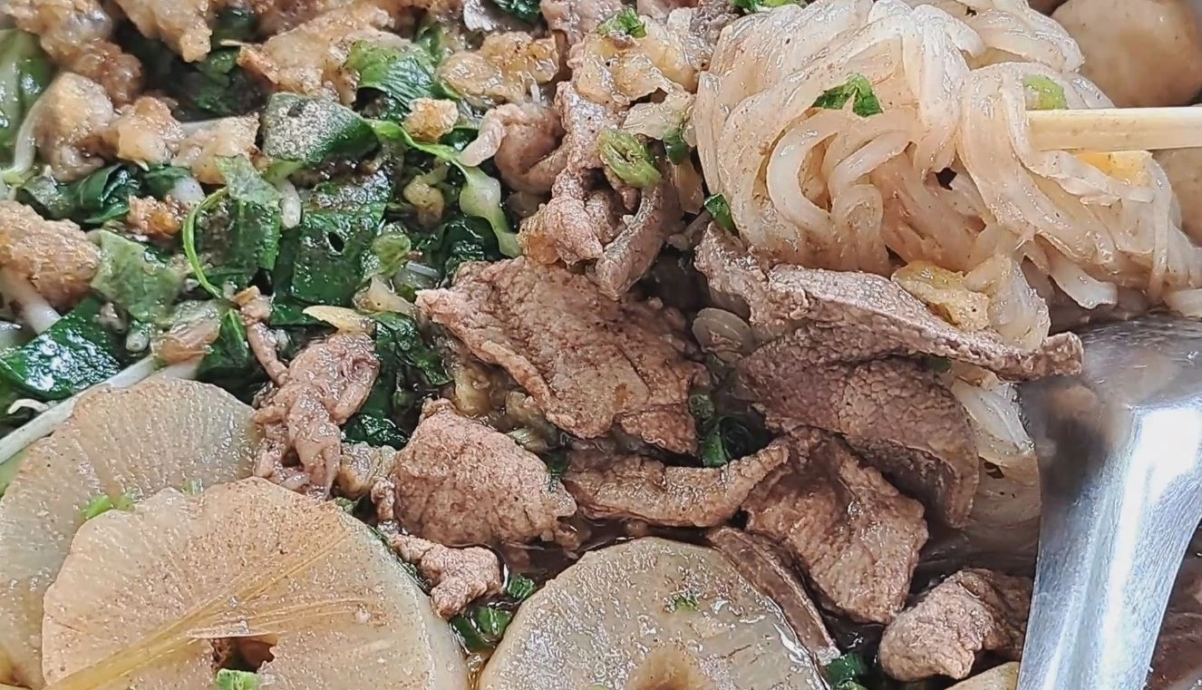 อดีตพนักงานบริษัทสาว เปิดร้านก๋วยเตี๋ยวเรือชามยักษ์ เน้นของสดใหม่มัดใจนักชิม