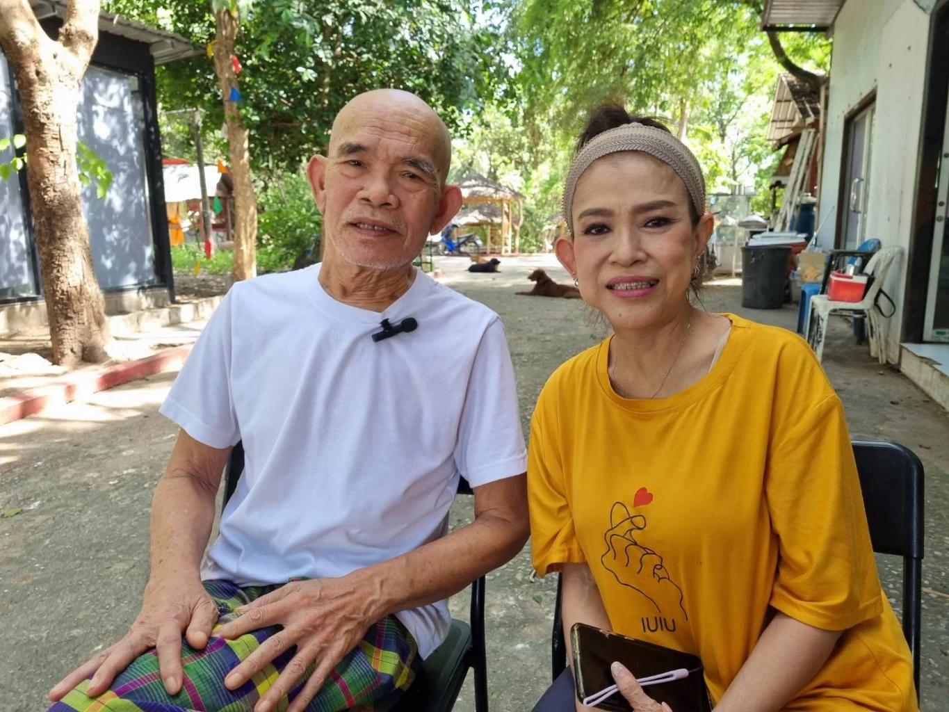 "ป๋าเทพ" หรือ สุเทพ โพธิ์งาม นักแสดงตลกอาวุโส และภรรยา