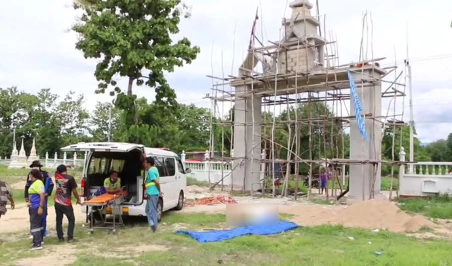 คนงานขึ้นรื้อแบบประตูวัด ถูกจั่วปูนหล่นใส่หลัง หน้าคว่ำเหล็กทิ่มดับสลด