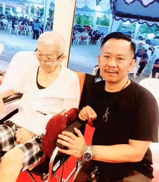 คู่แท้! คุณตาวัย 85 ปี สิ้นใจขณะฟังพระสวดอภิธรรมศพ "ภรรยาที่รัก"