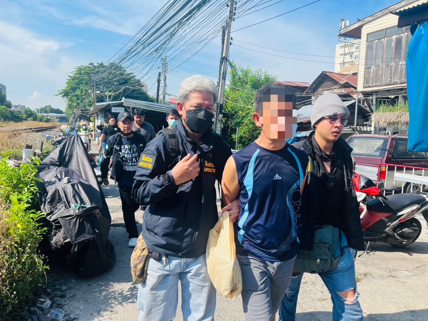 เตือนภัย! เปิดพฤติกรรมนักปั้นดารา "เจ๊เล็ก" สาวสองเก๊ ตุ๋นเหยื่อสาวข่มขืนนับไม่ถ้วน (มีคลิป)