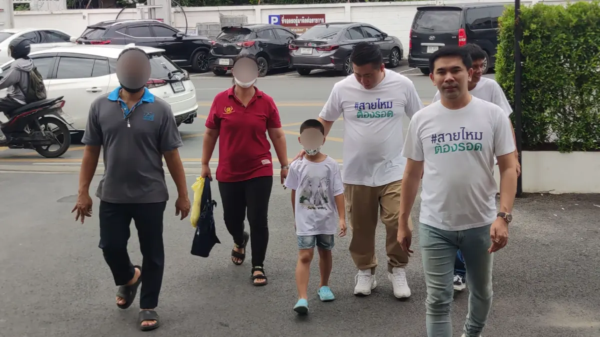 พ่อเด็ก 6 ขวบร้อง ลูกถูกผ้าใบร้านขายส่งกระแทกหน้าเย็บ 10 เข็ม ปัดรับผิดชอบ
