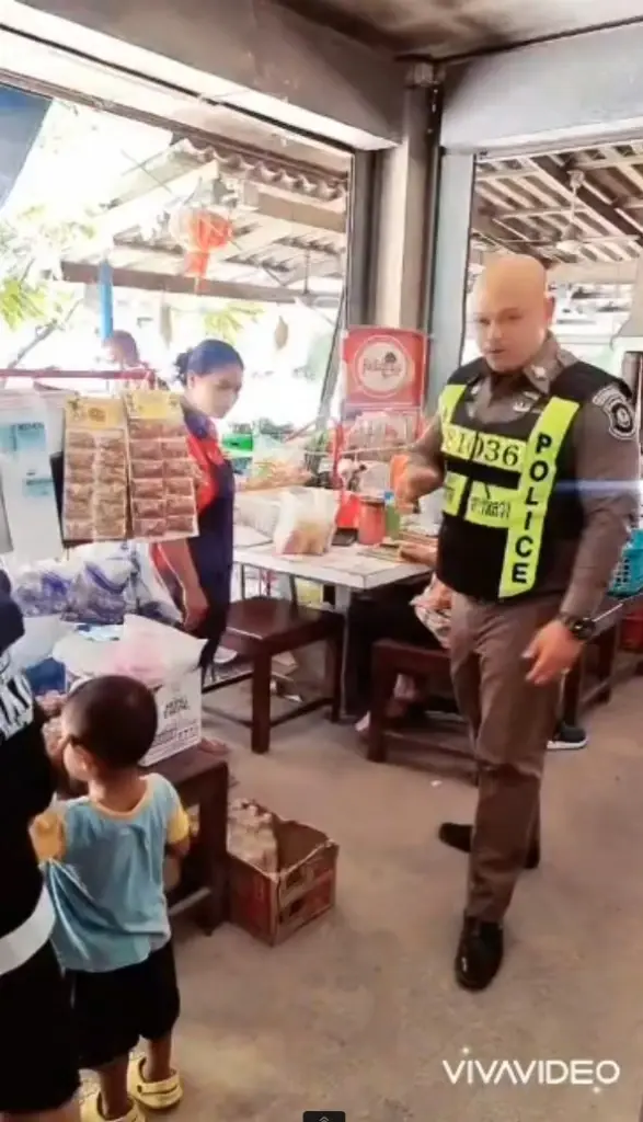 ตำรวจ ทล.พาหนูน้อย 2 ขวบ คืนอ้อมอกพ่อแม่