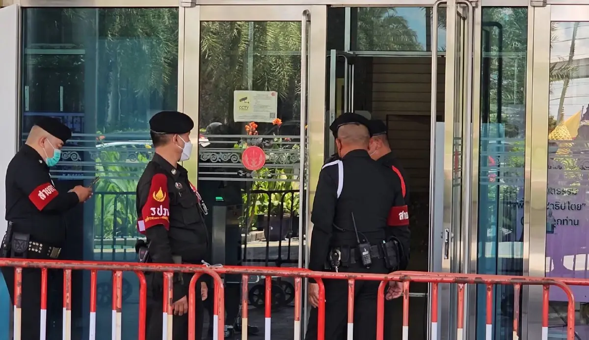 กกต. หอบเอกสาร 3 กล่อง ปม “พิธา” ถือหุ้นสื่อ ส่งศาลรัฐธรรมนูญแล้ว