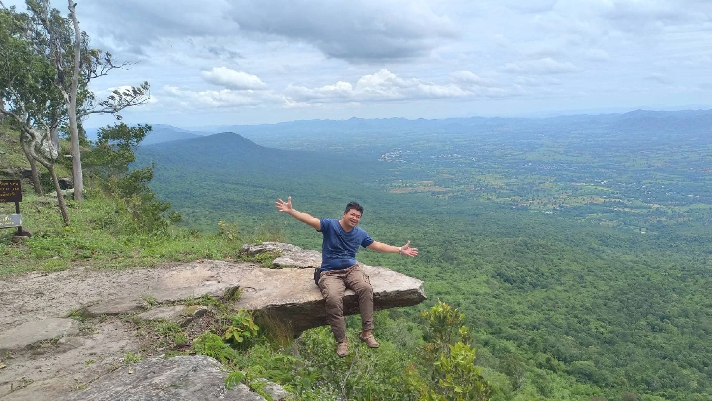 วันหยุด นทท. ชมความงาม "ทุุ่งดอกกระเจียว" อุทยานแห่งชาติไทรทอง คึกคัก