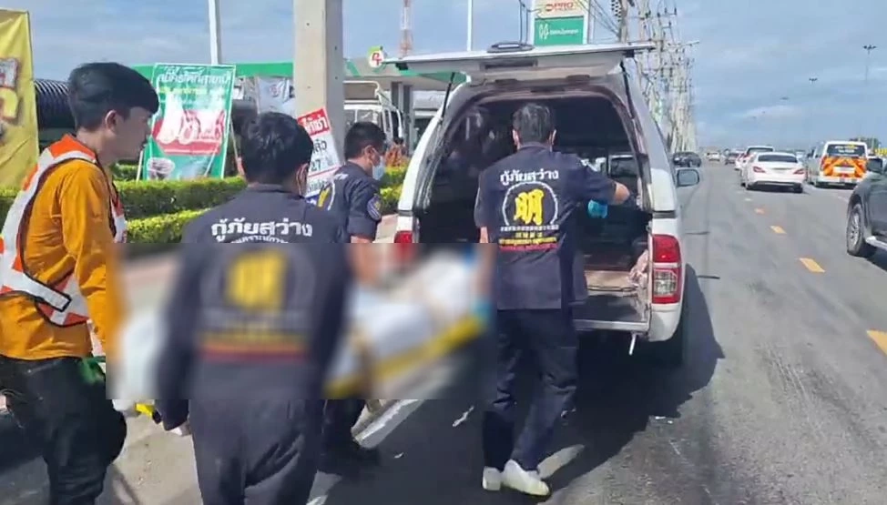 ก๊วนบิ๊กไบค์ ขี่ล่องใต้วันหยุด ถูกกระบะเลี้ยวตัดหน้าเข้าปั๊ม พุ่งชนกระเด็น