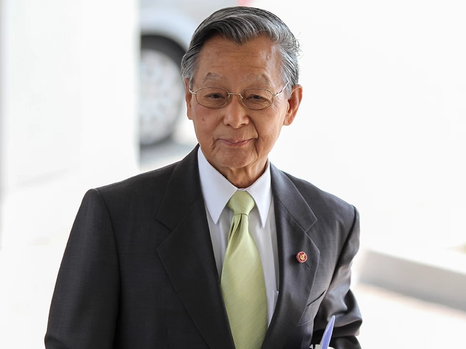 ชวน หลีกภัย  อดีตประธานรัฐสภา และอดีตหัวหน้าพรรคประชาธิปัตย์