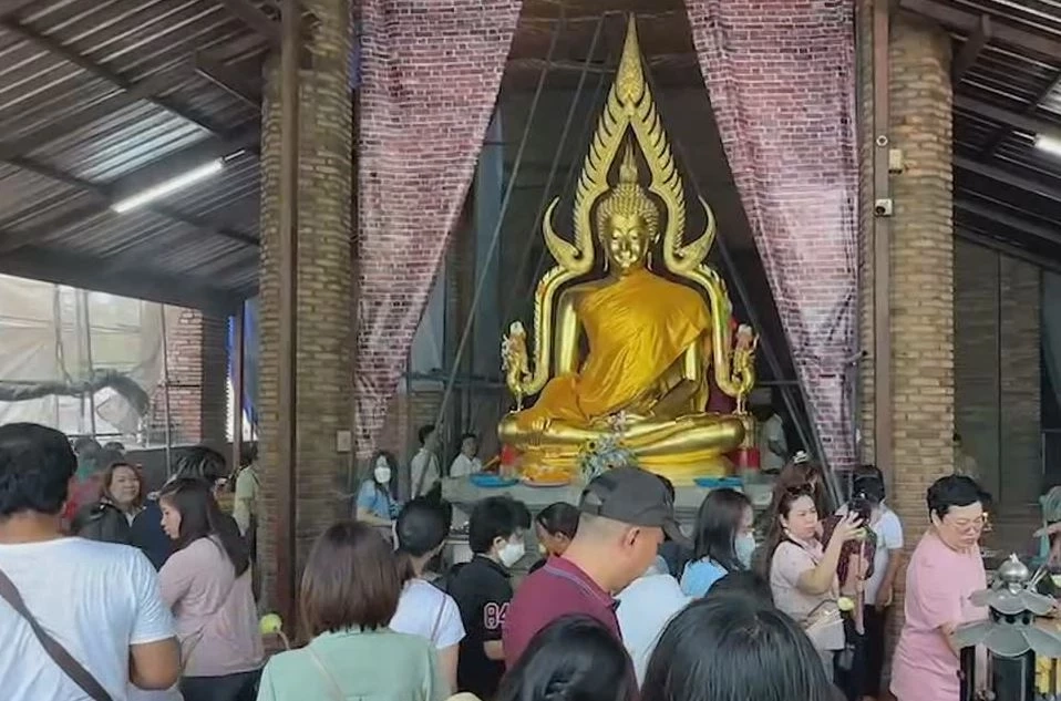 อยุธยาคึกคัก นทท.เดินทางมาไหว้พระทำบุญ ช่วงวันหยุดยาว