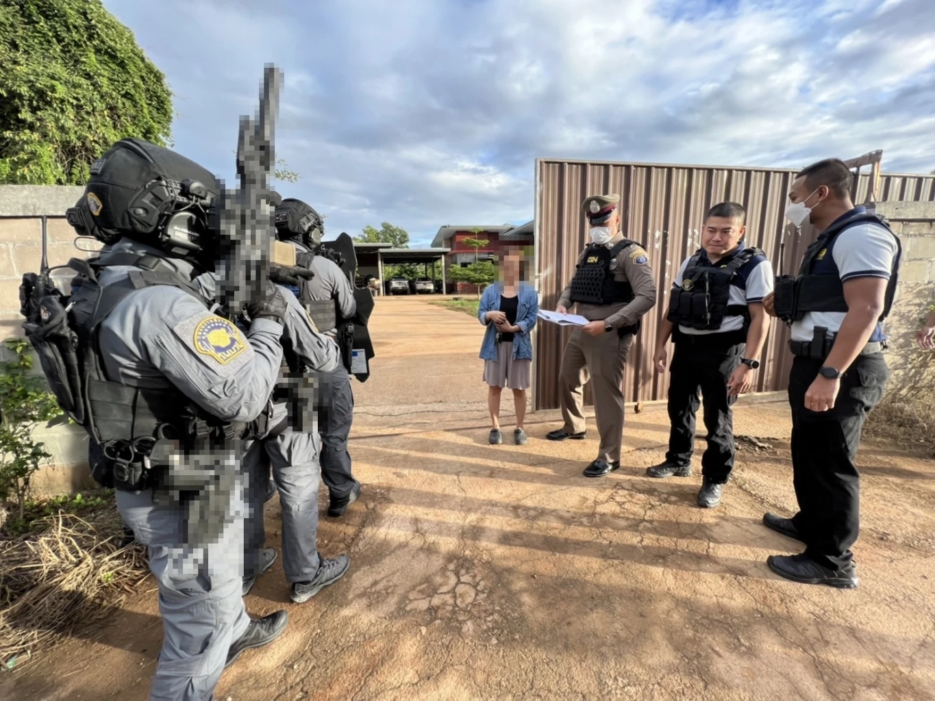 บุกรวบ 2 ตัวการเครือข่ายหลอกดาวน์รถป้ายแดง ส่งขายเมียนมา