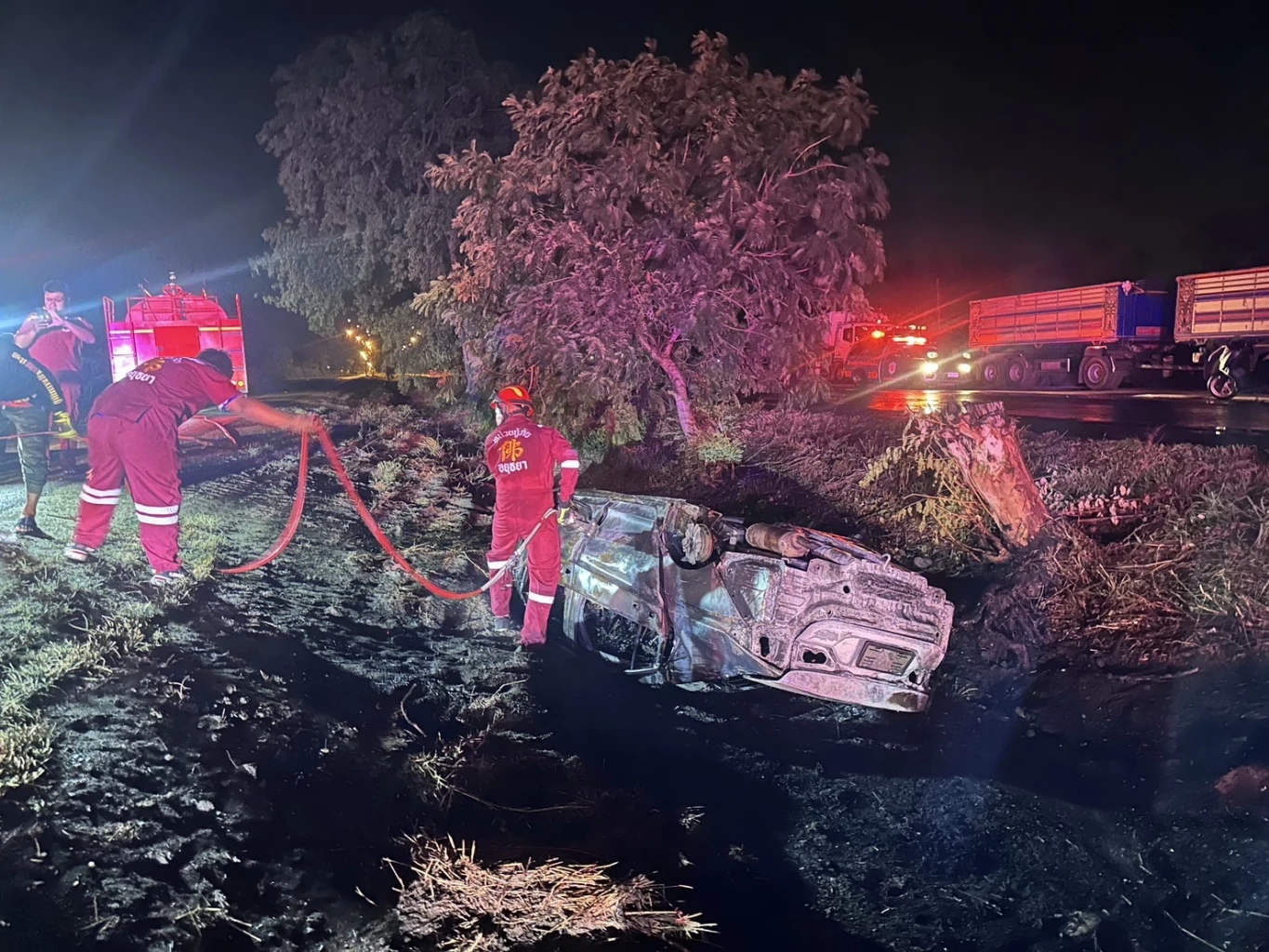 อุทาหรณ์ เก๋งซิ่งฝ่าสายฝนเสียหลักตกร่องกลางถนน ไฟคลอกคนขับดับ