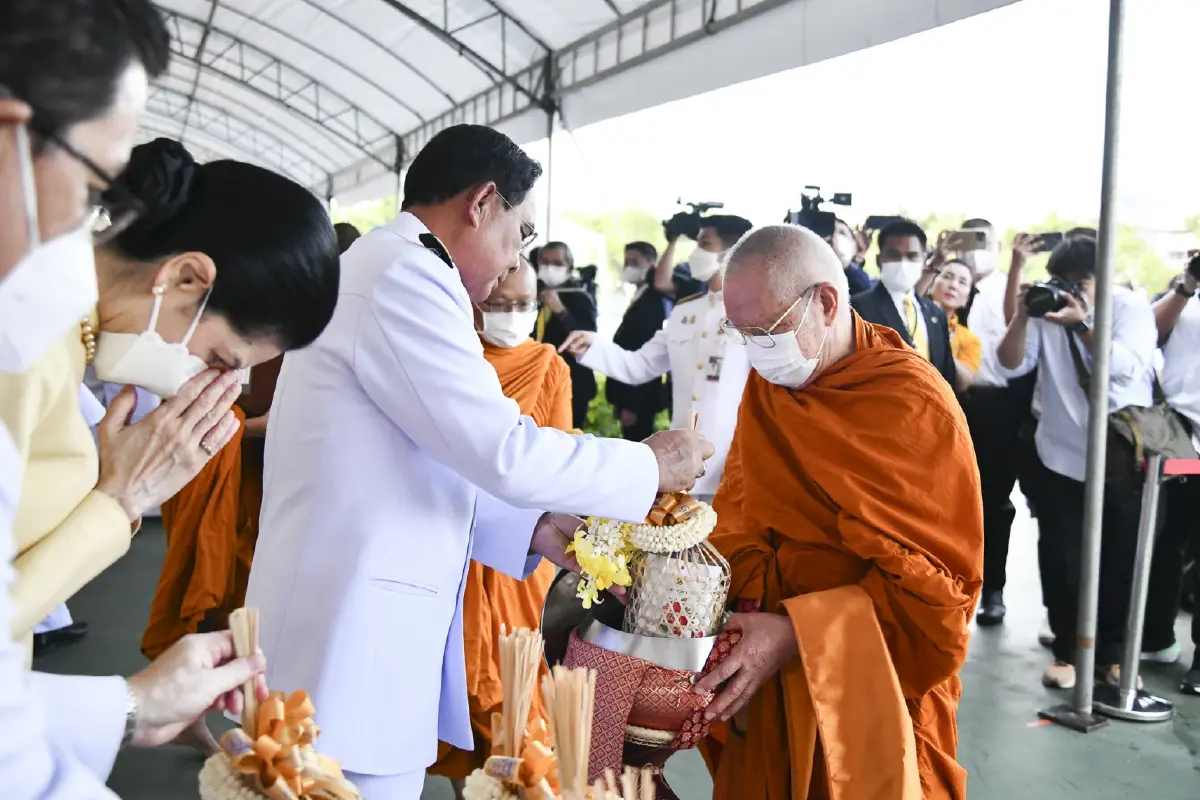 นายกฯ เป็นประธานพิธีทำบุญตักบาตร ถวายพระราชกุศล วันเฉลิมพระชนมพรรษาฯ
