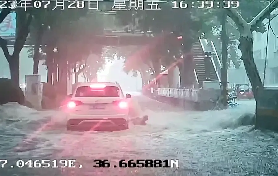 เผยภาพนาทีดินถล่ม-ช่วยชีวิตคนจากน้ำท่วมในจีน