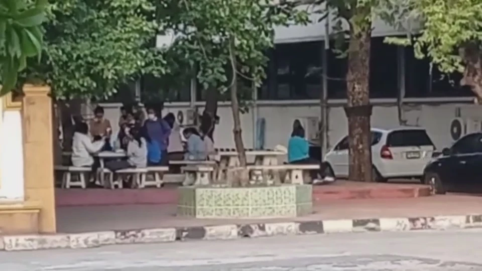 นักเรียนชาย ม.2 แทงรุ่นพี่ ม.4 ดับหน้าห้องดนตรี ปมหึงอดีตแฟนคุยกับผู้ตาย