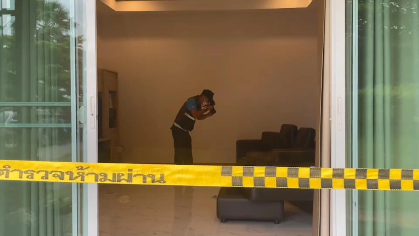 ตร.บุกค้นบ้าน รปภ.ทางหลวงปืนโหด ยิง 2 ศพ พบปืนเครื่องกระสุนอีกอื้อ