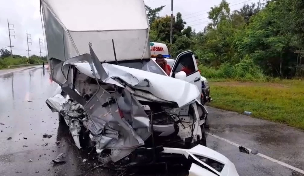 กระบะส่งของแหกโค้ง 100 ศพ พุ่งข้ามเลนชนรถสายตรวจ สภ.หนองหาน เจ็บสาหัส 3 นาย