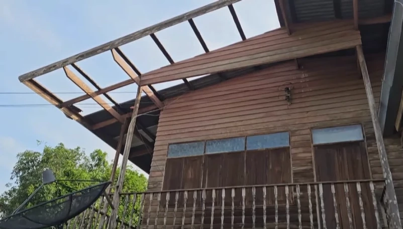 สุดน่ากลัว เปิดคลิป "พายุลูกเห็บ" ถล่มสามหมู่บ้านนครสวรรค์พังยับ