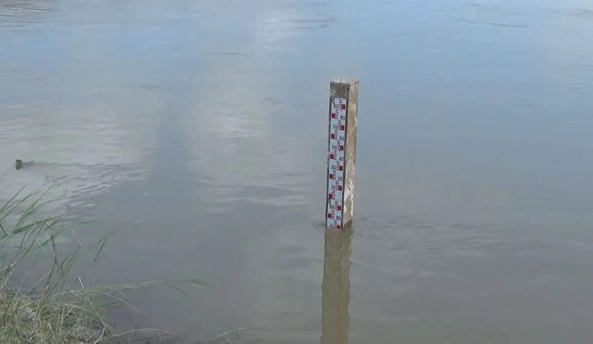 พุทธศาสนิกชนไทย-ลาว และนักท่องเที่ยว แห่สักการะพระธาตุกลางน้ำ จ.หนองคาย