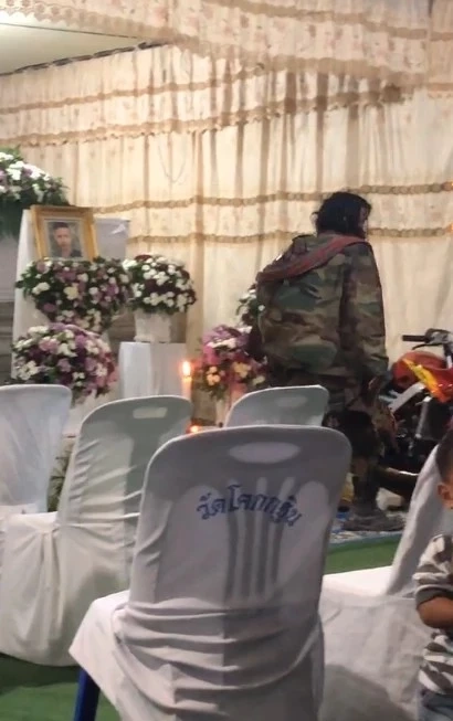 ซาบซึ้งใจ "หนุ่มสติไม่ดี" มางานศพเพื่อน ร้องไห้หน้าศพทุกคืน รู้ความหลังยิ่งเศร้า