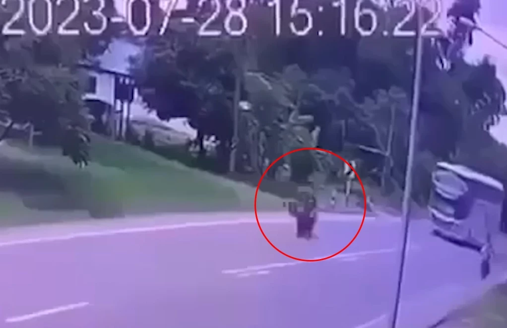 รถบัสโดยสารขับกินเลน ชนบิ๊กไบค์เสี่ยโรงงานดับสลด คนขับอ้าง หักหลบทางขรุขระ