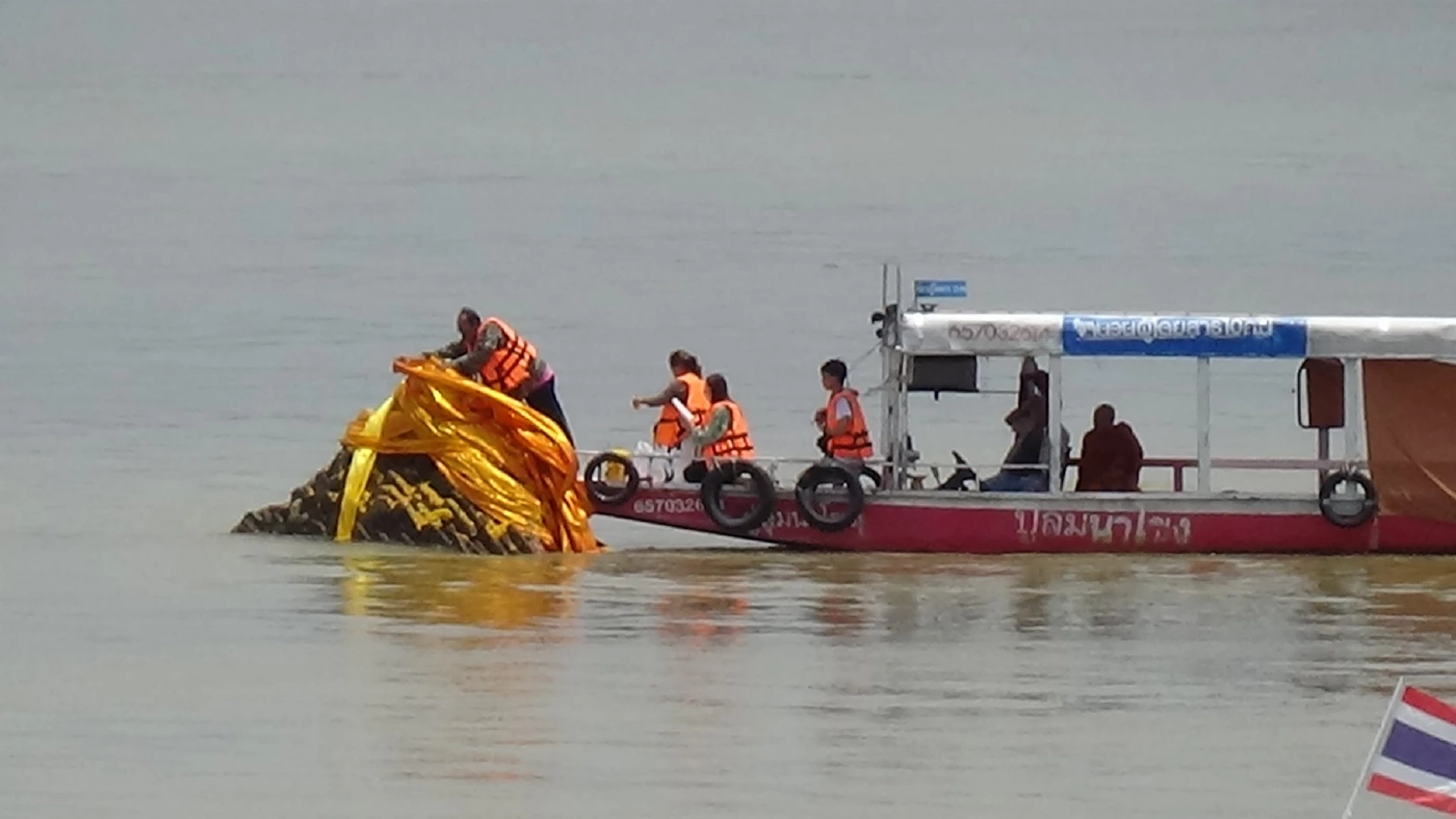 พุทธศาสนิกชนไทย-ลาว และนักท่องเที่ยว แห่สักการะพระธาตุกลางน้ำ จ.หนองคาย