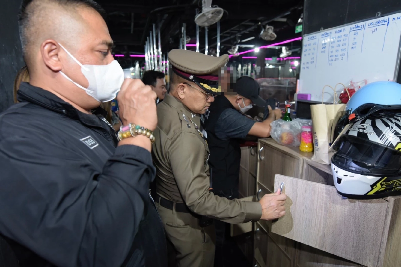 ตร.ปิดล้อมซ.คาวบอย สุ่มตรวจสถานบันเทิง